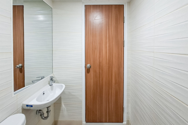 Bathroom 4, Comfy Studio With City View At Cisauk Point Apartment, Tangerang