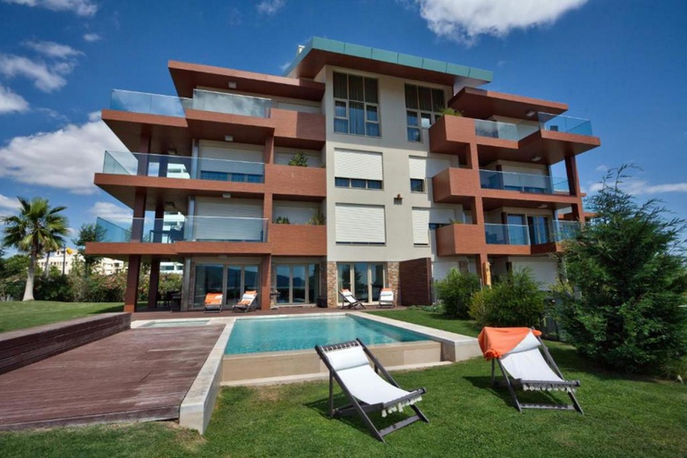 Exterior & Views