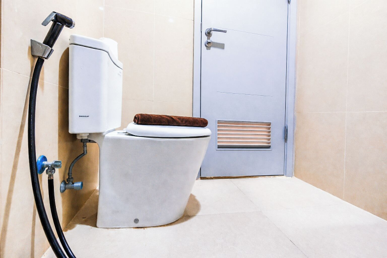 Bathroom 5, Artistic And Bright 1Br At Grand Sungkono Lagoon Apartment, Surabaya