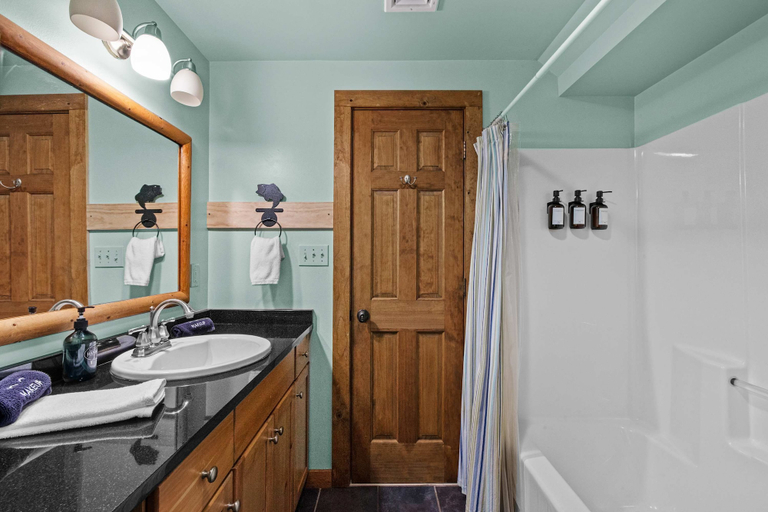 Room 2, Fam-friendly Cabin Mins 2 Beach Ski w Hot Tub, Carbon