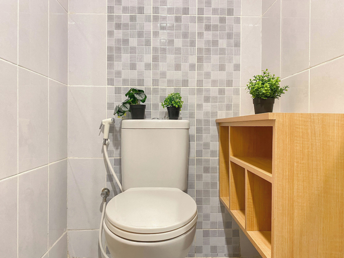 Bathroom 2, Good Space And Minimalist Studio At Apartment Tokyo Riverside Pik 2, Tangerang