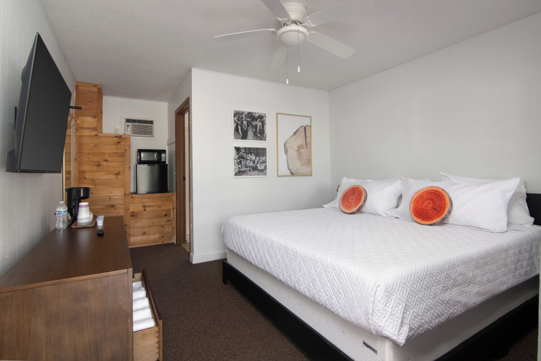 Bedroom 4, Lumberjill Lodge, Polk
