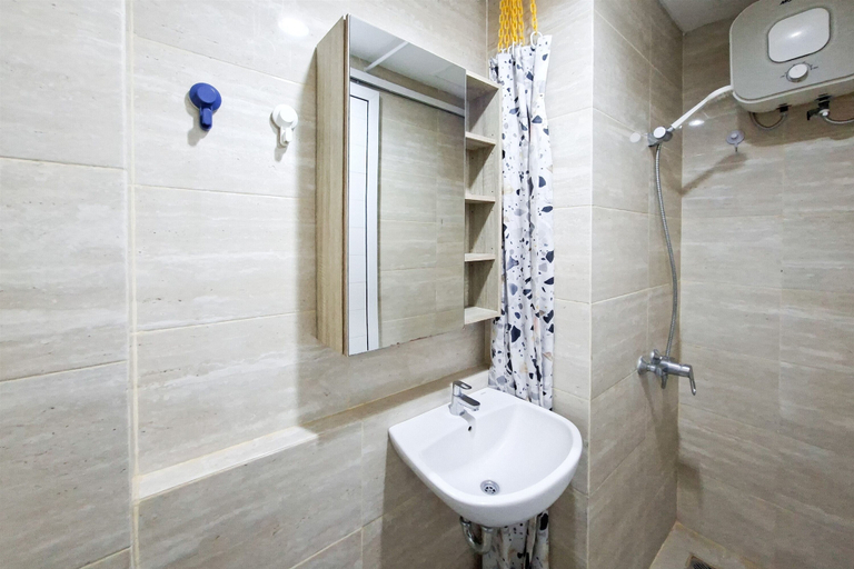 Bathroom 2, Cozy Studio Room Apartment Springwood Residence Tangerang, Tangerang