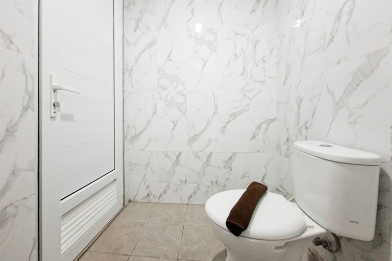 Bathroom 5, Homey And Minimalist Studio Apartment At Anwa Residence, Tangerang Selatan