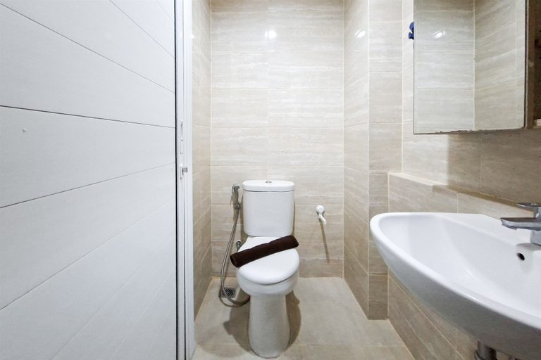 Bathroom 3, Cozy Studio Room Apartment Springwood Residence Tangerang, Tangerang