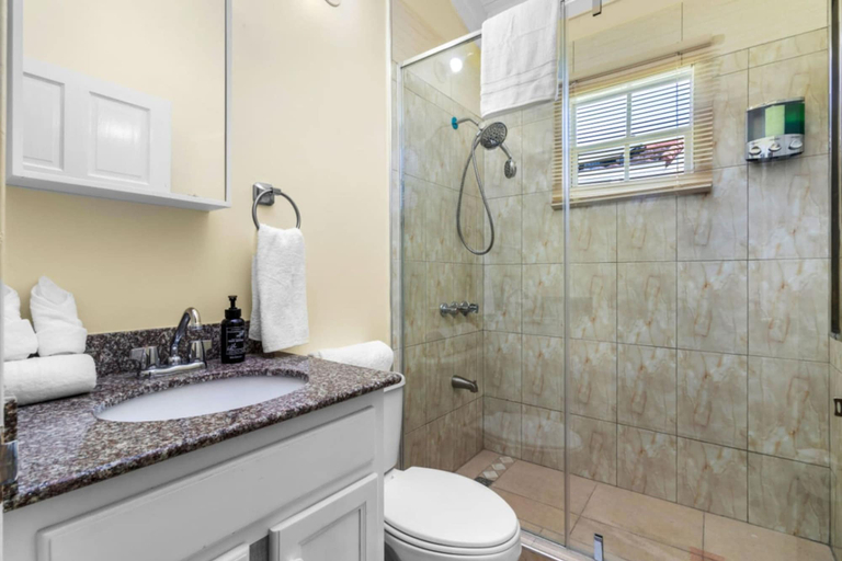 Room 4, 3 Bedrm Villa Draxhall Pool Access Gym Gated