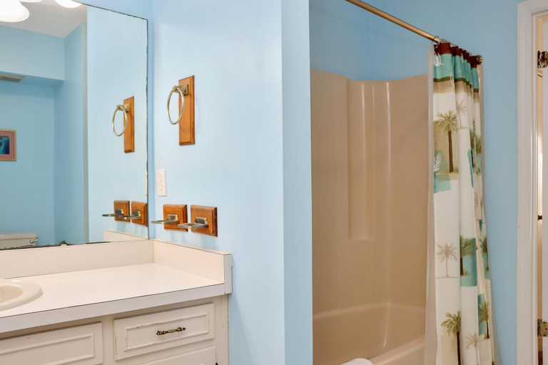Bathroom 3, Sea Cliff B-2, Gulf