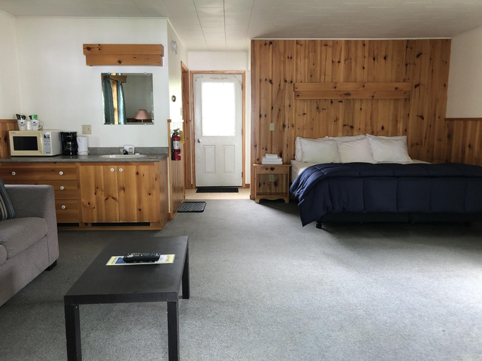 Bedroom 2, Tally-Ho Inn, Muskoka