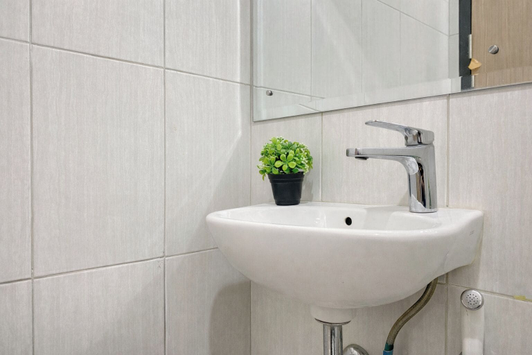 Bathroom 2, Wooden Accents Studio At Monroe Tower Apartment, Cikarang
