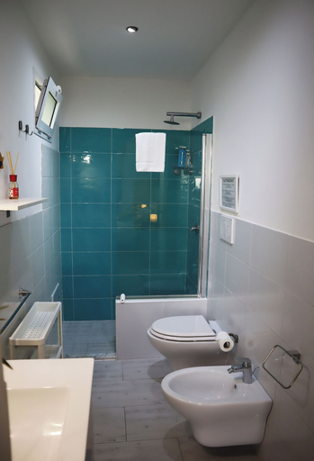 Bathroom 5, Fortuna Guest House, Syracuse