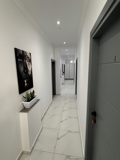 Others 5, Full Moon Apartments, Sarandës