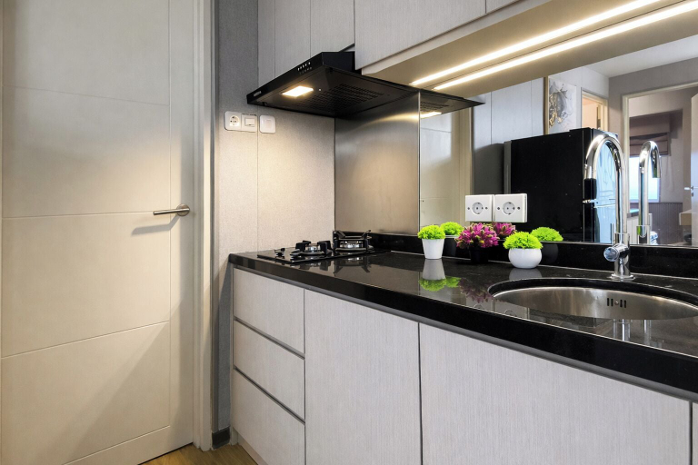 Private kitchen 5, Restful 2Br With City View At Apartment Orchard Supermall Mansion, Surabaya