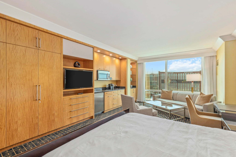 Room 3, Newly Renovated Exquisite Trump Studio 1712 Great Views, Clark