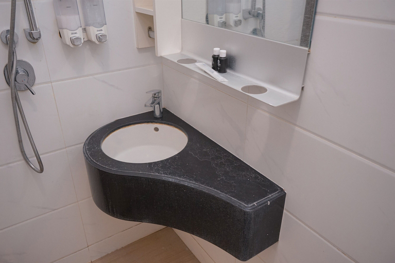 Bathroom 5, Cozy And Best Location Studio At Sky House Bsd Apartment, Tangerang