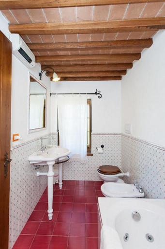 Bathroom 4, Villa Cottage Umbertide, close to Gubbio and Assisi, with panoramic pool, Perugia