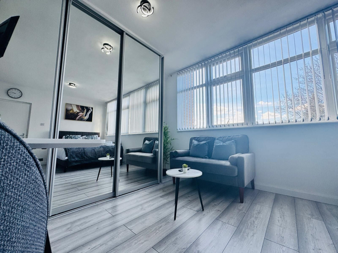 Living area 5, Home Studio Free Parking Prime Location, Slough