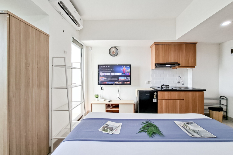 Room 2, Compact White Studio At Cisauk Point Apartment, Tangerang