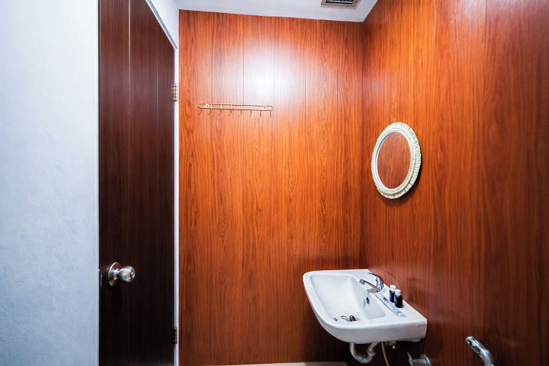 Bathroom 4, Wood Accents Studio At Tamansari Prospero Sidoarjo Apartment, Sidoarjo