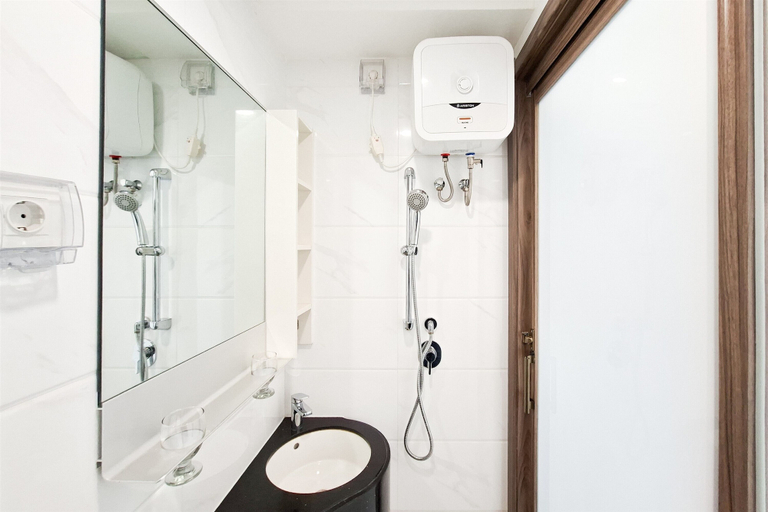 Bathroom 3, Basic Look Studio Apartment At Sky House Bsd Near Aeon Mall, South Tangerang