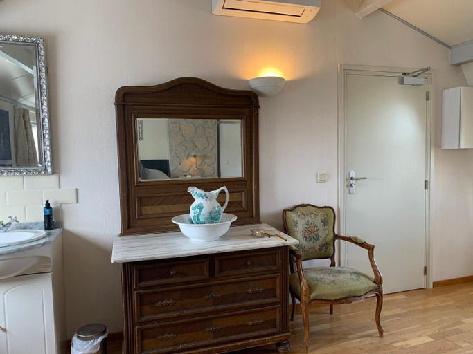 Bathroom 4, B&B Petit Chateau - Rust en Charme Centraal tussen Gent, Brugge en de Zeeuwse kust, Terneuzen
