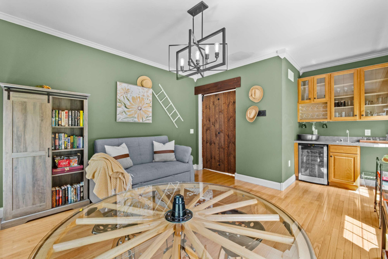Room 3, Dog Friendly Farmhouse w Pool Hot Tub Fire Pit, Monroe