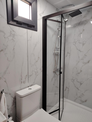 Bathroom 3, Haller Camping, Budapesti