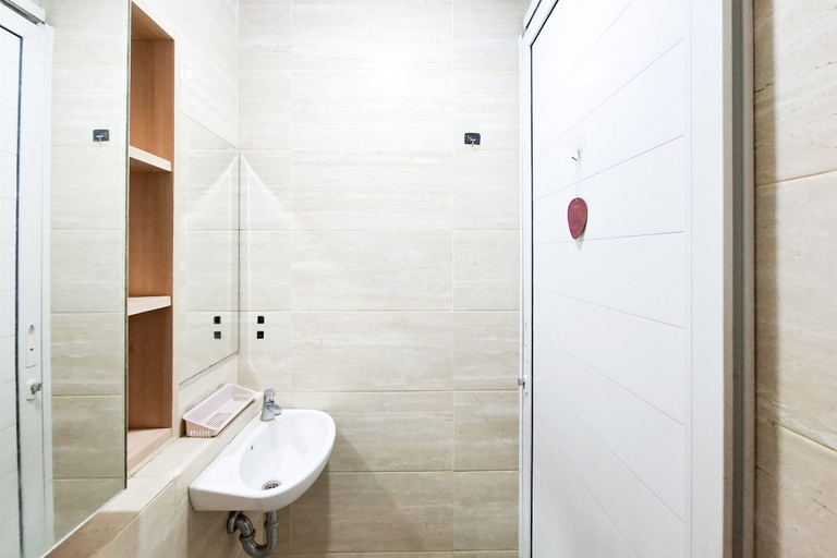 Bathroom 3, Modern Look Studio Apartment At Springwood Residence Tangerang, Tangerang