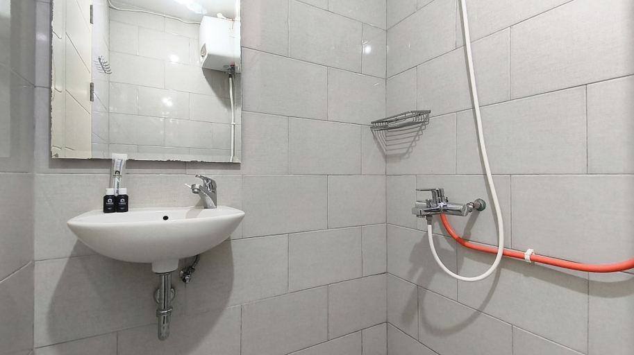 Bathroom, Nice And Restful Studio At Benson Supermall Mansion Apartment, Surabaya