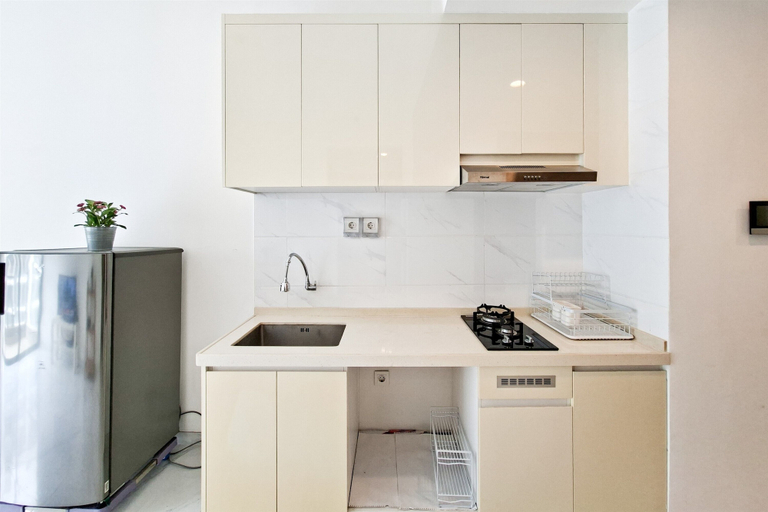 Private kitchen 3, Neat 2Br For 3 Pax At Sky House Bsd Apartment, Tangerang Selatan