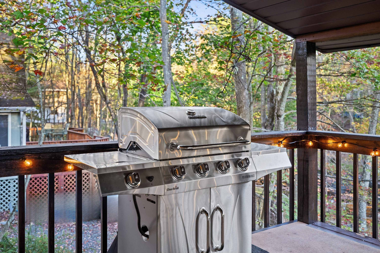 Room 3, Streamside Hot Tub Dog Friendly Resort Access, Monroe