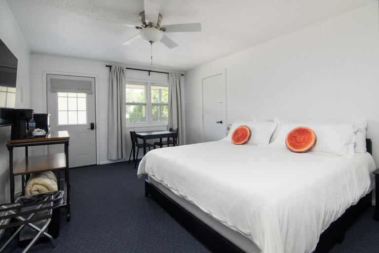 Bedroom 5, Lumberjill Lodge, Polk