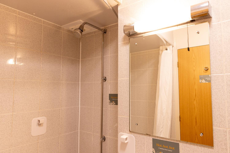 Bathroom 3, The De Trafford by Good Night Inns, Cheshire East
