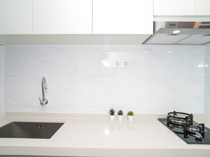 Private kitchen 3, Tranquil 2Br For 4 Pax At Sky House Bsd Apartment, Tangerang