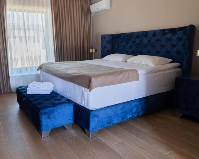Room 2, Black Sea Horses, Poarta Alba