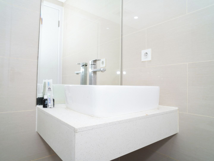 Bathroom 2, Comfortable And Decent Studio At Apartment Daan Mogot City, Jakarta Barat