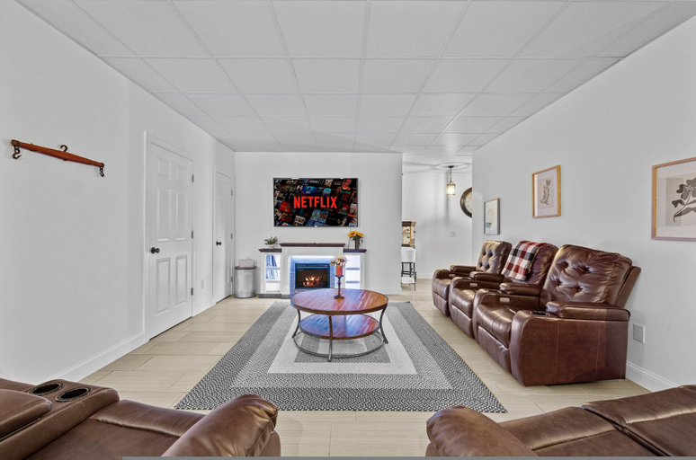 Room 5, Dog Friendly Farmhouse w Pool Hot Tub Fire Pit, Monroe