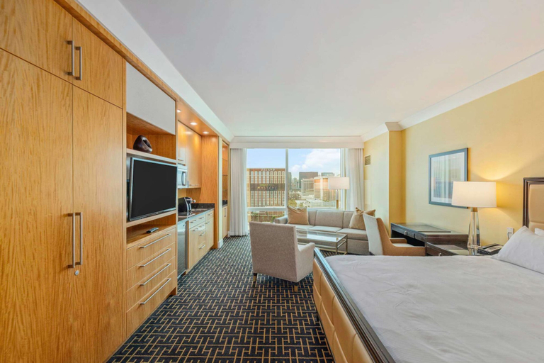 Room 2, Newly Renovated Exquisite Trump Studio 1712 Great Views, Clark