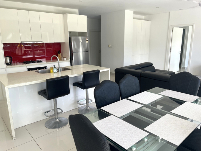 Dining, Seabeds 3 Bedroom Beachside Apartment Home, Ba