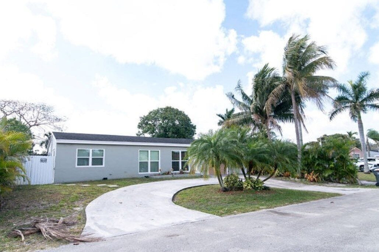 Property grounds 3, Hollywood 6980, Broward