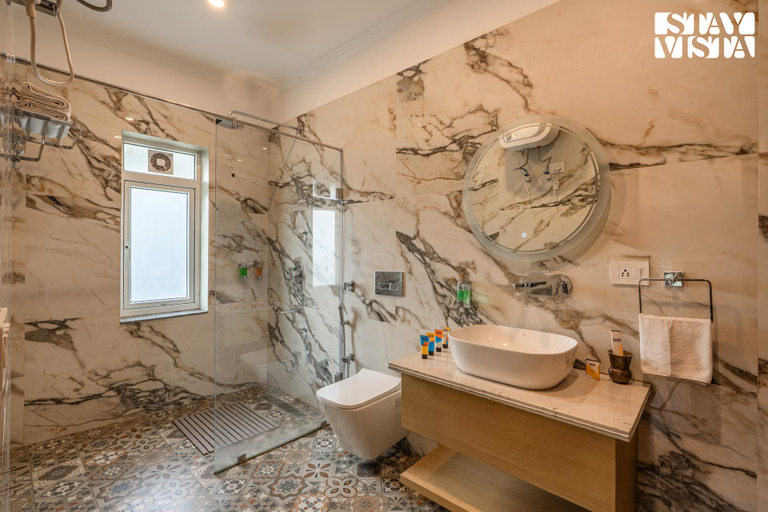 Bathroom 3, StayVista at Pineview @ Albert Estate, Dehradun