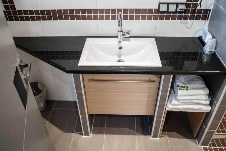 Bathroom 5, Zum Grünen Baum Hotel Frankfurt Airport, Groß-Gerau