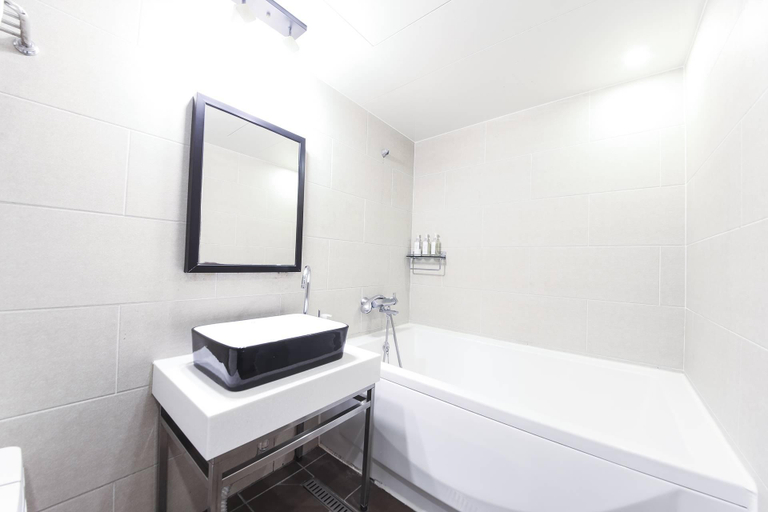 Bathroom 5, Busan Brown Dot Daeyeon Branch, Nam