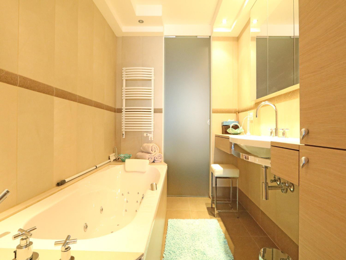 Bathroom 5, Apartment in Het Zoute With Sea Views, West-Vlaanderen