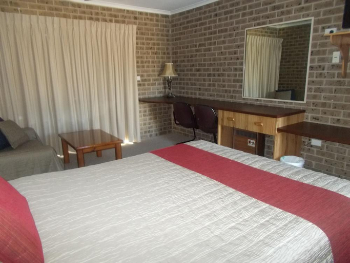Bedroom 2, Idlewilde Town & Country Motor Inn, Bega Valley