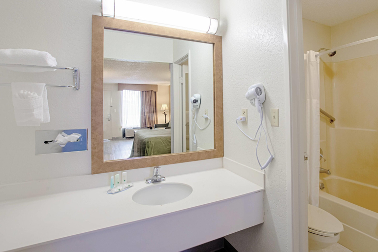 Bathroom 4, Quality Inn & Suites Live Oak I-10 Exit 283, Suwannee