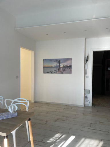 Others 4, Maison apartaments, Bari