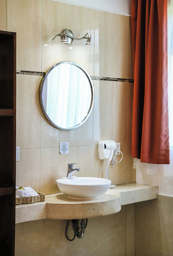 Bathroom 3, Maravida Social Hotel by Crazy Monkey, Santa Cruz