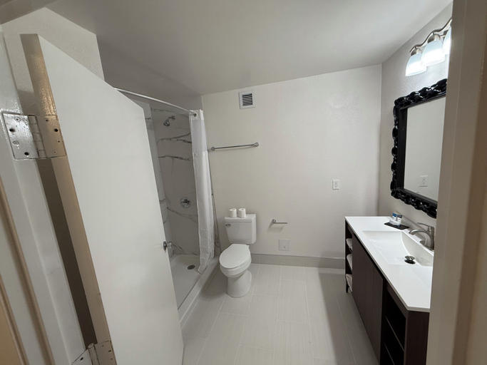 Bathroom, Home Inn Woods Hotel, Desoto