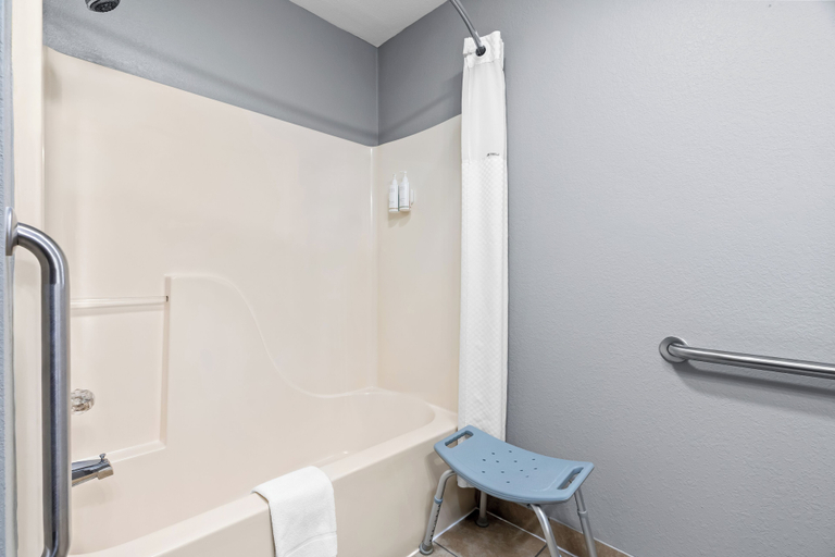 Bathroom 5, Super 8 by Wyndham Farmington, Saint Francois