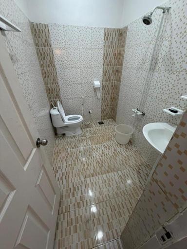 Bathroom 5, Comfort Lodge, Karachi